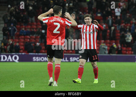 SUNDERLAND, Großbritannien, 22. Januar. Lynden Gooch von Sunderland feiert mit Adam Matthews nach ihrem zweiten Ziel zählen während der Checkatrade Trophy Viertelfinale Match zwischen Sunderland und Manchester City unter 23 s im Stadion des Lichts, Sunderland am Dienstag, den 22. Januar 2019. (Credit: Mark Fletcher | MI Nachrichten & Sport Ltd) © MI Nachrichten & Sport Ltd. Stockfoto