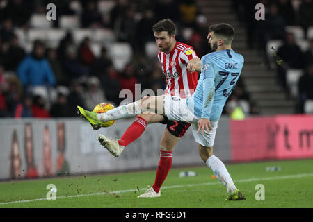 SUNDERLAND, Großbritannien, 22. Januar Adam Matthews von Sunderland und Benjamín Garré in Aktion während der Checkatrade Trophy Viertelfinale Match zwischen Sunderland und Manchester City unter 23 s im Stadion des Lichts, Sunderland am Dienstag, den 22. Januar 2019. (Credit: Mark Fletcher | MI Nachrichten & Sport Ltd) © MI Nachrichten & Sport Ltd. Stockfoto