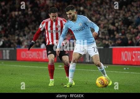 SUNDERLAND, Großbritannien, 22. Januar. Benjamin Garré von Manchester City und Adam Matthews von Sunderland in Aktion während der Checkatrade Trophy Viertelfinale Match zwischen Sunderland und Manchester City unter 23 s im Stadion des Lichts, Sunderland am Dienstag, den 22. Januar 2019. (Credit: Mark Fletcher | MI Nachrichten & Sport Ltd) © MI Nachrichten & Sport Ltd. Stockfoto