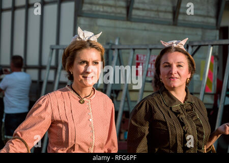 Zwei Damen in der traditionellen Tracht in der Alten Schule Parade der traditionellen Handwerke am jährlichen Fete, Saint Gilles, Gard, Frankreich Stockfoto