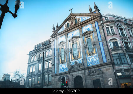Porto, Portugal - 30. November 2018: architektonische Detail der Fassade der Santo Antonio dos Congregados Kirche im historischen Zentrum der Stadt auf einem f Stockfoto