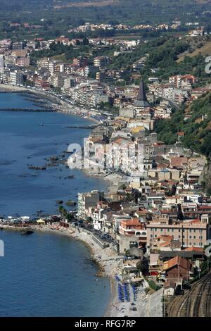 ITA, Italien, Sizilien: Blick von Taormina, an der Küste von Naxos, im Nordosten der Insel. | Stockfoto