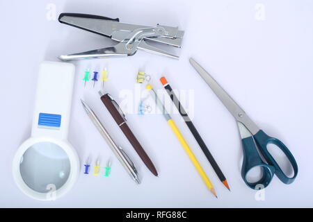 Bild von Pen, Hefter, Bleistift, Schere, Papier Clip und Lupe. Stockfoto