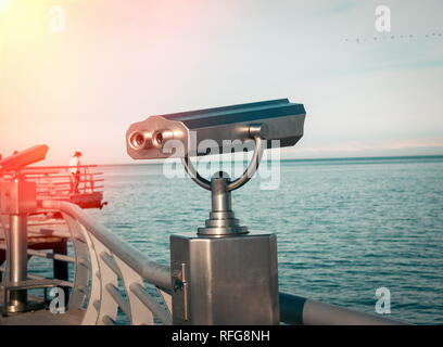 Fernglas auf dem Meer Deck Stockfoto