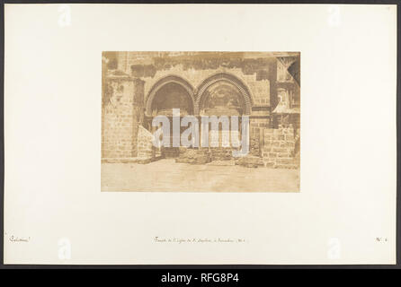 Fassade de l'Eglise de St. Sépulcre, à Jérusalem (Nr. 1). Artist: Maxime Du Camp (Französisch, 1822-1894). Abmessungen: Bild: 6 11/16 x 9 3/8 in. (17 × 23,8 cm) Berg: 12 5/16 x 18 11/16 in. (31,2 × 47,5 cm). Datum: August 19, 1850. Museum: Metropolitan Museum of Art, New York, USA. Stockfoto