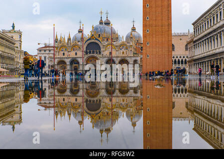 Die Reflexion von St Mark's Basilika und Campanile am Markusplatz (Piazza San Marco), Venedig, Italien Stockfoto