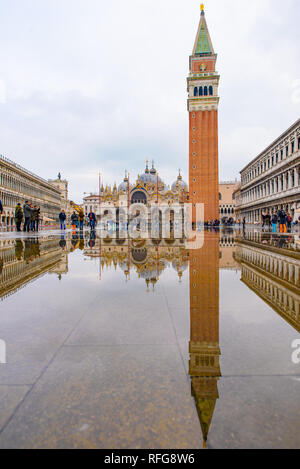 Die Reflexion von St Mark's Basilika und Campanile am Markusplatz (Piazza San Marco), Venedig, Italien Stockfoto