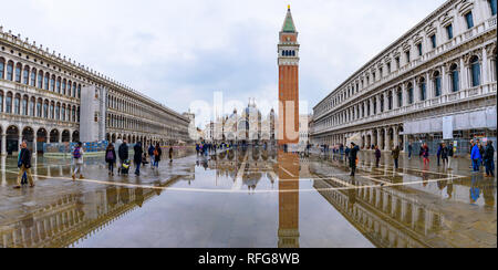 Die Reflexion von St Mark's Basilika und Campanile am Markusplatz (Piazza San Marco), Venedig, Italien Stockfoto