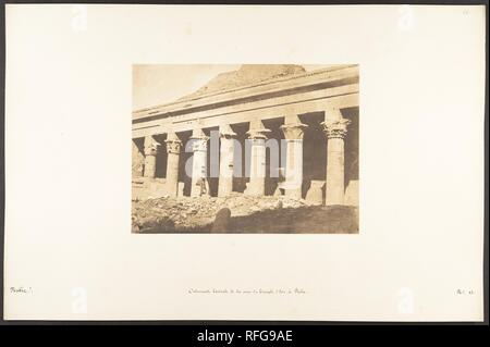 Kolonnade latérale de la Cour du Temple d'Isis, à Philae. Artist: Maxime Du Camp (Französisch, 1822-1894). Abmessungen: Bild: 6 5/8 x 8 13/16 in. (16,8 × 22,4 cm) Berg: 12 5/16 x 18 11/16 in. (31,2 × 47,5 cm). Datum: April 1850. Museum: Metropolitan Museum of Art, New York, USA. Stockfoto