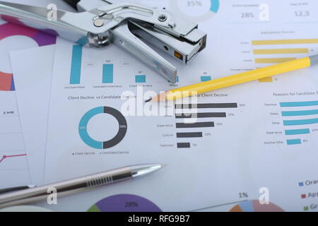 Portrait von Pen, Hefter und Bleistift auf die finanziellen Papier. Stockfoto