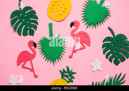 Sommer Hintergrund mit viel Flamingos, tropische Blätter und Ananas. Stockfoto