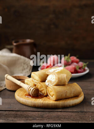 Hausgemachte Pfannkuchen mit Quark zum Frühstück Stockfoto