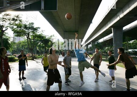 THA Thailand Bangkok Sports Park in Khlong San Basketball Spiel unter dem Taksin Brücke Stockfoto