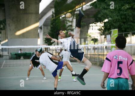 THA Thailand Bangkok Sports Park in Khlong San Net-Takro Ball Spiel unter dem Taksin Brücke Stockfoto