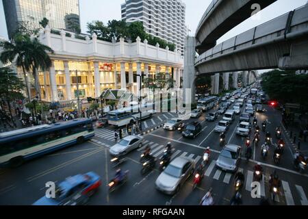 THA Thailand Bangkok Stadtzentrum Stau Rushhour. Rajdamri Road im Grand Hyatt Erawan Hotel. | Stockfoto