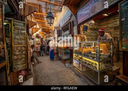 Süßwaren, schmale Gasse, arabischen Markt Shouk, Fez Medina, Fès, Marokko Stockfoto