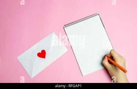 Weibliche hand Schreiben ein Liebesbrief. Valentines Tag Konzept. Gruß valentine Karte. Erklärung der Liebe. Hochzeit Einladung. Rotes Herz. Rosa backgroun Stockfoto