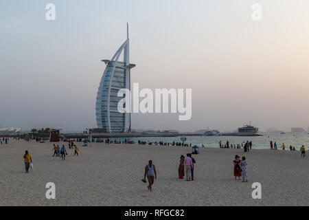 Sonnenuntergang am öffentlichen Strand Jumeirah in Dubai, VAE Stockfoto