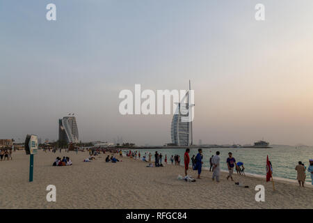 Sonnenuntergang am öffentlichen Strand Jumeirah in Dubai, VAE Stockfoto