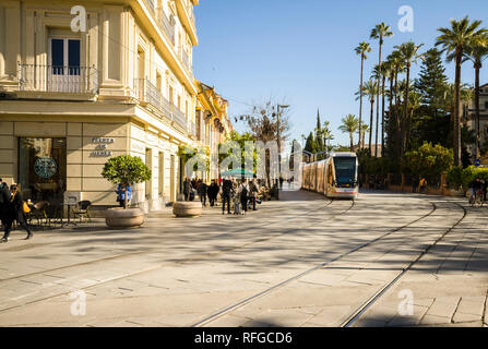 Die Straßenbahn (eine Strassenbahn) öffentliche Verkehrsmittel in Sevilla, an der Plaza Nueva, Andalusien, Spanien. Stockfoto