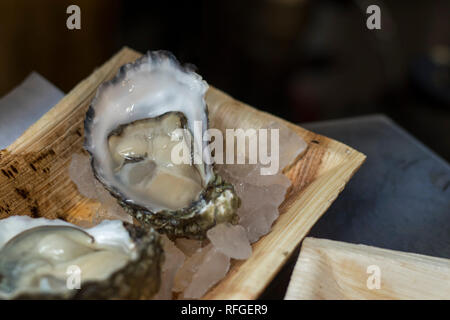 Pool Laube seltene heimische Austern und Muscheln auf Eis cherrystone am Borough Market in London. Stockfoto