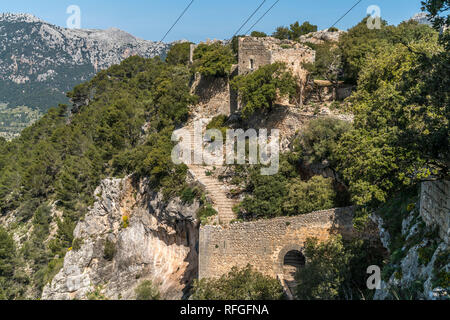 Burgruine Castell d'Alaro im Gebirge der Serra de Tramuntana, Mallorca, Balearen, Spanien | Burgruine Castell d'Alaró, Serra de Tramuntana mounta Stockfoto