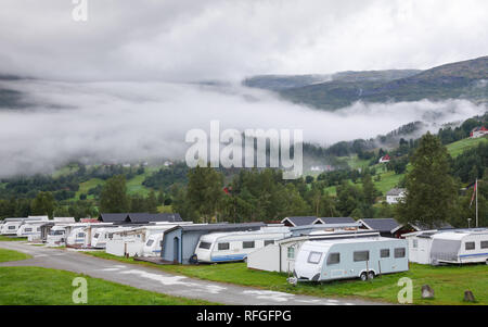 Camper Trailer und Kabinen im Holiday Park in Norwegen Skandinavien mit Blick auf Gebirge. Stockfoto