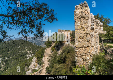 Burgruine Castell d'Alaro im Gebirge der Serra de Tramuntana, Mallorca, Balearen, Spanien | Burgruine Castell d'Alaró, Serra de Tramuntana mounta Stockfoto