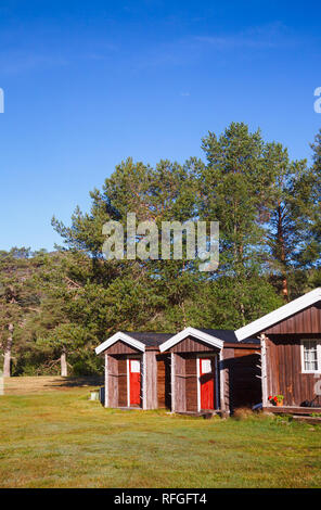 Holzhütten am norwegischen Campingplatz an einem hellen Sommertag, Norwegen, Skandinavien Stockfoto