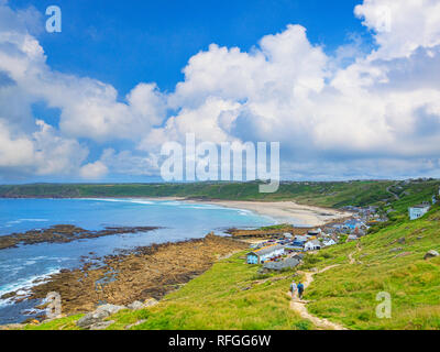 15. Juni 2018: Sennen Cove, Cornwall, UK - Der South West Coast Path windet sich in Sennen Cove. Stockfoto