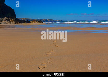Fottprints an einem einsamen Strand, Kirche Porth, Cornwall, Großbritannien Stockfoto