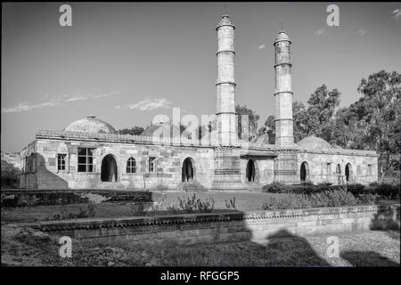 Champaner, India-December Pavagadh, Gujarat, 07, 2014 - Ansicht von Sahar Ki Masjid von der linken Seite der äußeren Wand. Stockfoto