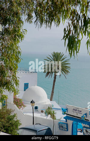 Cafe Sidi Chebaane mit Blick über die Bucht. Stockfoto