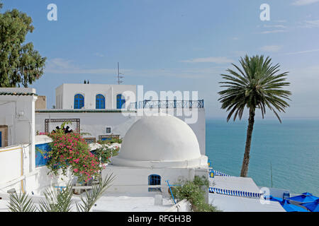 Cafe Sidi Chebaane mit Blick über die Bucht. Stockfoto