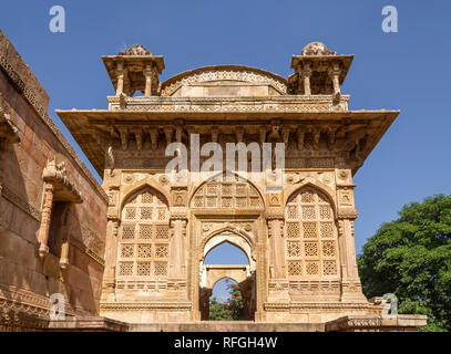 Champaner, India-December Pavagadh, Gujarat, 07, 2014 - eine Nahaufnahme des Jama Masjid Eingangstor. Stockfoto