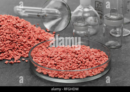 Mineralische Dünger mit Phosphor in Rot mit chemischen Glas Stockfoto