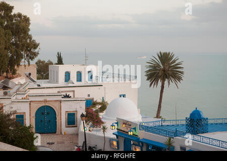 Cafe Sidi Chebaane mit Blick über die Bucht. Stockfoto