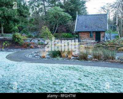 Frost bedeckt Gras an der Alten Magnesia und Pumpenraum in Valley Gardens Harrogate, North Yorkshire England Stockfoto