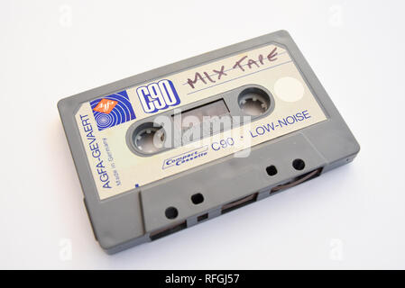 Mix tape Home aufgezeichnete altmodische Kassette. Jahrgang, alte audio recording Format. Agfa C90 Audio Kassette. Hand Titel geschrieben Stockfoto