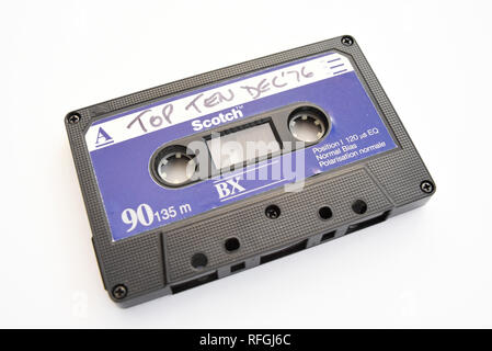 Cassette. Jahrgang, alte audio recording Format. Audio Kassette mit handgeschriebenen Top ten Dezember 1976, aufgezeichnete Musik vom Radio. Scotch C 90 Stockfoto
