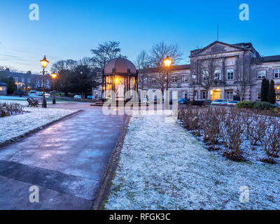 Crescent Gardens und ehemalige Rat Officesat Dämmerung im Winter Harrogate, North Yorkshire England Stockfoto