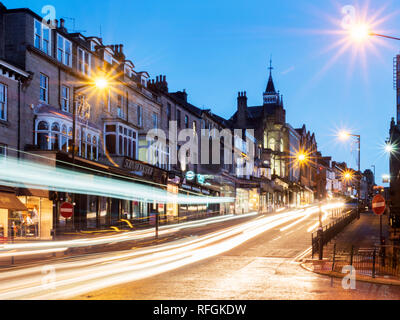 Verkehr Trails entlang die Parliament Street in der Dämmerung Harrogate, North Yorkshire England Stockfoto