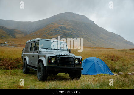 Ein Land Rover und wildes Campen vor Ort in Schottland Stockfoto
