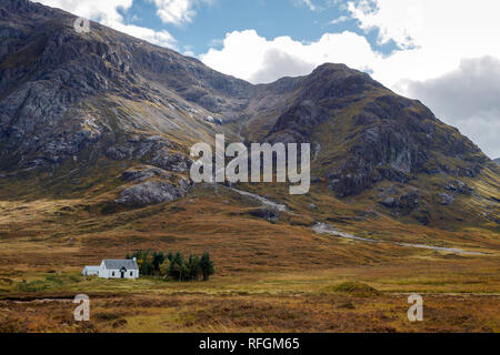 Ein Haus sitzt unter einem Berg auf dem Lagangarbh Immobilien Stockfoto