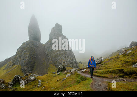 Eine Person, die Spaziergänge durch den alten Mann von Storr, Isle of Skye Stockfoto