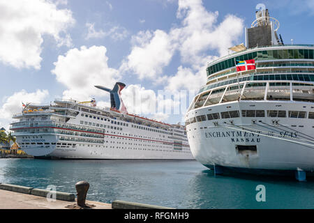 Nassau, Bahamas - 02. Dezember 2015: Carnival Fascination und Royal Caribbean Zauber der Meere Kreuzfahrtschiffe im Hafen festgemacht Stockfoto