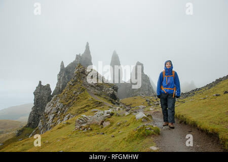 Eine Person, die Spaziergänge durch den alten Mann von Storr, Isle of Skye Stockfoto