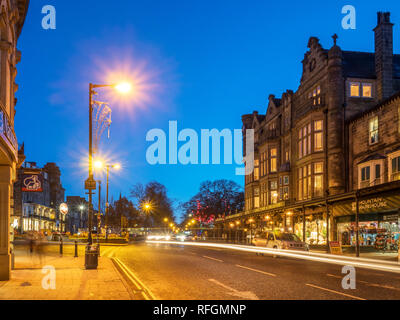 Bettys Tea Rooms in der Dämmerung aus dem Parlament Straße Harrogate, North Yorkshire England Stockfoto