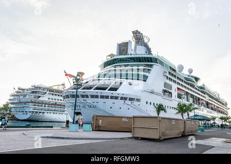 Nassau, Bahamas - 02. Dezember 2015: Carnival Fascination und Royal Caribbean Zauber der Meere Kreuzfahrtschiffe im Hafen festgemacht Stockfoto