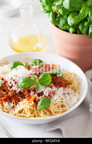 Spaghetti Bolognese mit Basilikum und Parmesan, italienische Pasta Stockfoto